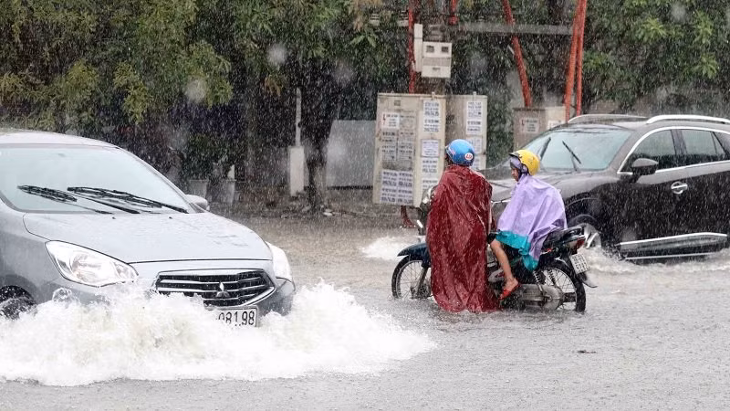 Ngập lụt khá nghiêm trọng ngã tư Nguyễn Du - Nguyễn Huy Tự