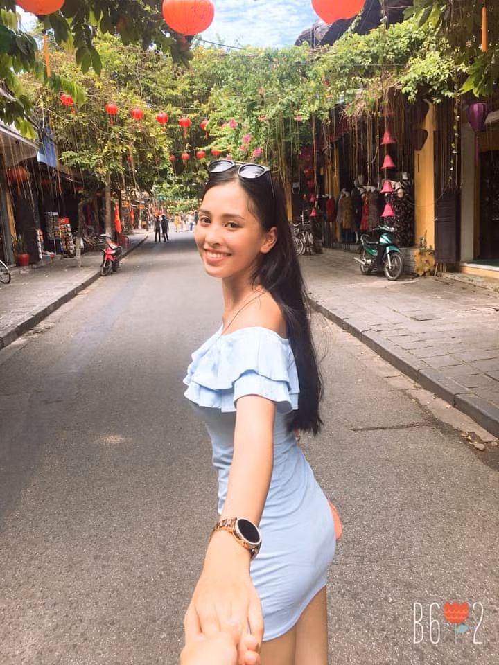 Lọt top 3 "Người đẹp biển" nên trước đêm chung kết, Trần Tiểu Vy được nhiều trang tin dự đoán là ứng viên cho danh hiệu Hoa hậu Việt Nam 2018.