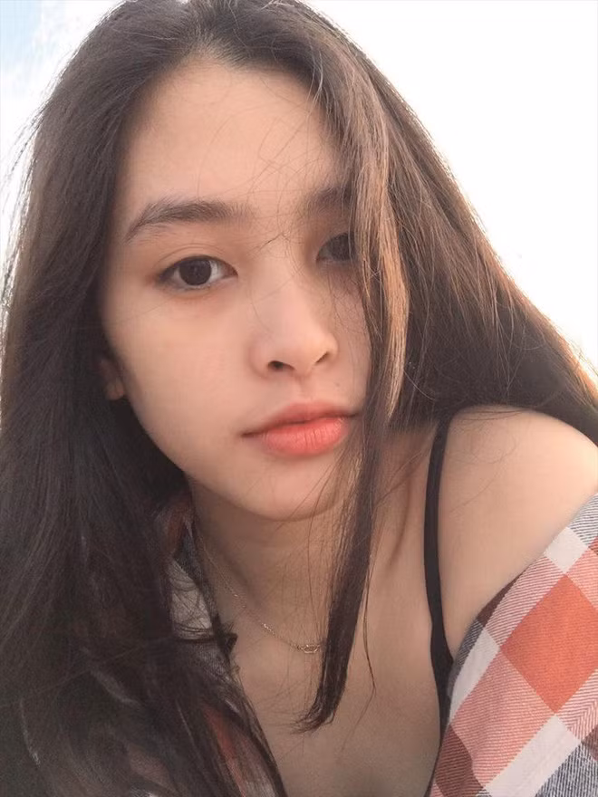 Tiểu Vy sở hữu mặt mộc xinh xắn thách thức mọi lớp make-up. Ai cũng biết rằng Make-up có khả năng vi diệu giúp mọi chị em "lột xác" và "biến hình" nhưng dường như với Hoa hậu Tiểu Vy là điều không cần thiết lắm.