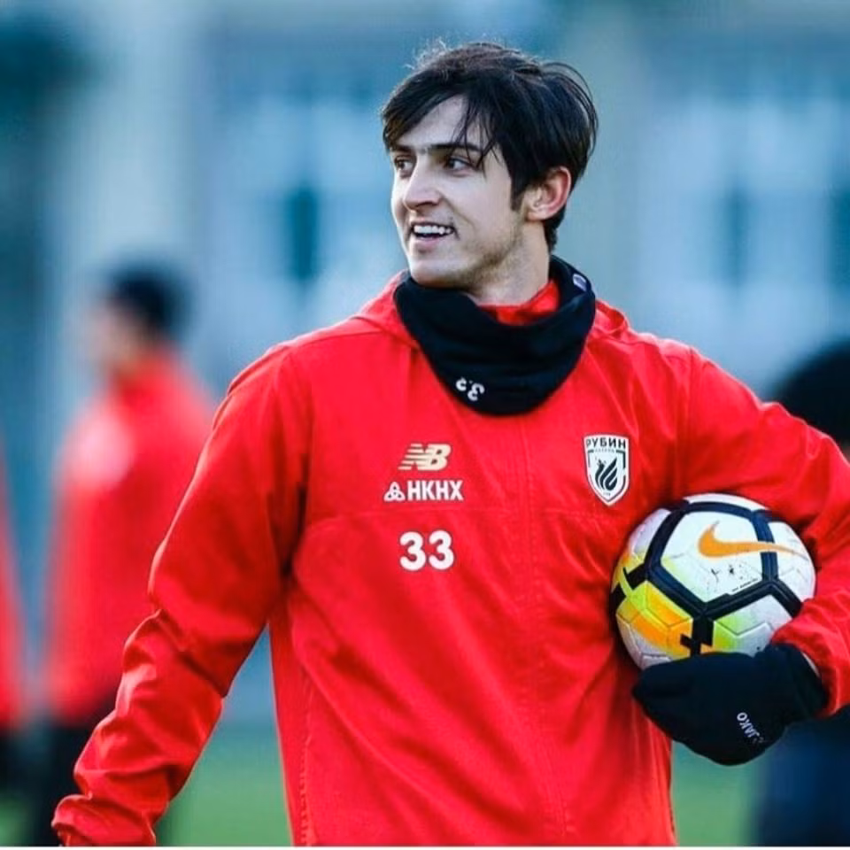 Sardar Azmoun đang chơi cho CLB Rubin Kazan của Nga. Chân sút này năm nay mới 24 tuổi, nhưng đã 41 lần khoác áo đội tuyển quốc gia, đồng thời đã ghi 25 bàn thắng trong sắc áo đội tuyển Iran.