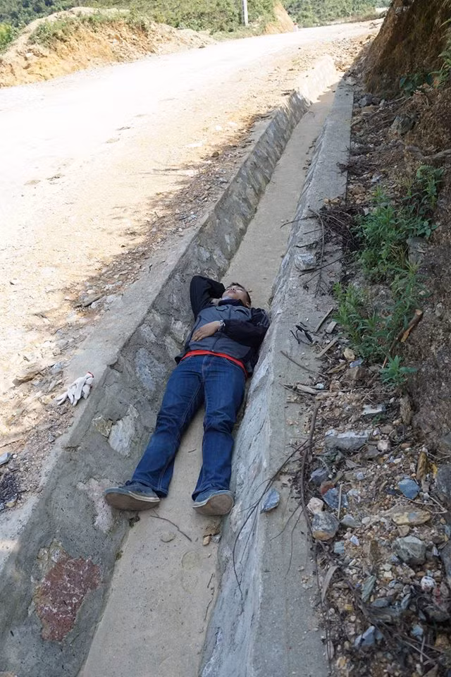 Không nên nằm ngủ trên rãnh nước ngay khúc cua.