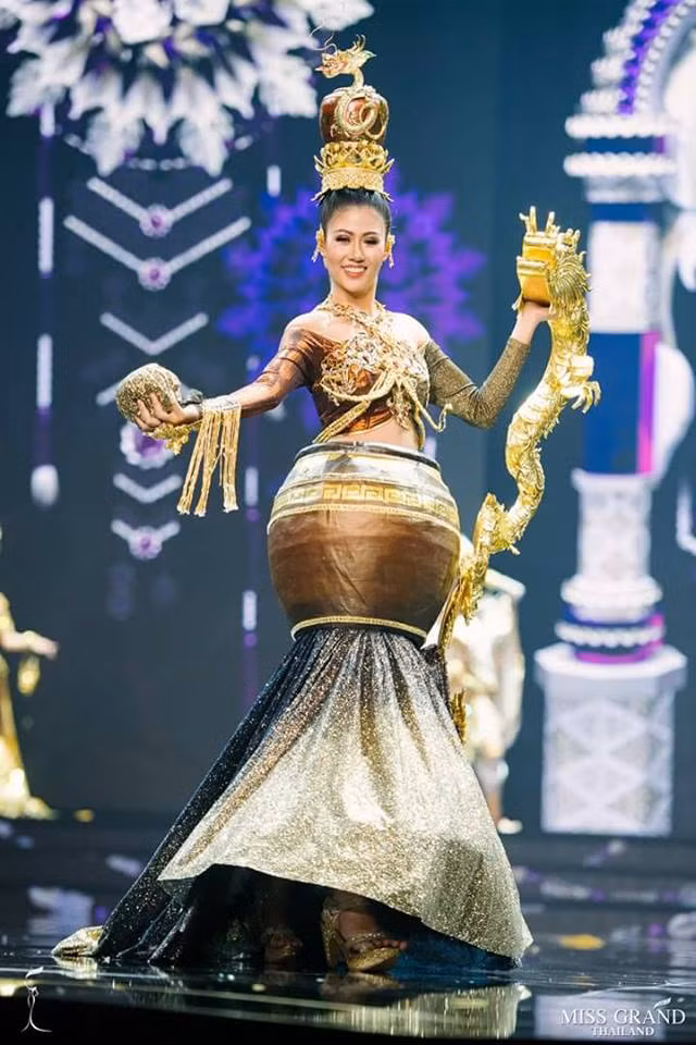 Được chuẩn bị cầu kì và tỉ mỉ từ trang phục cho đến đạo cụ nhưng những thí sinh Thái Lan vẫn khiến nhiều người "mắt chữ A miệng chữ O" khi bước ra sân khấu.