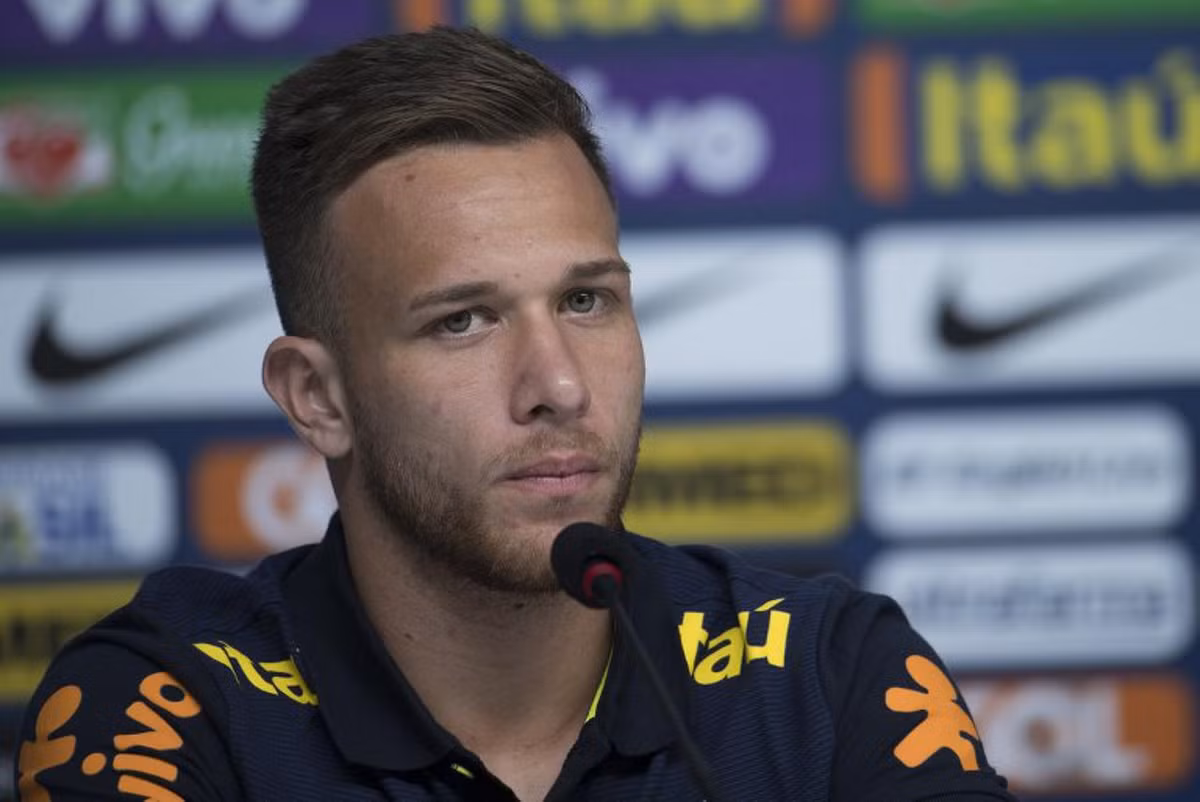 Chelsea đang cạnh tranh quyết liệt với Barca, về tương lai của Arthur - một trong những tiền vệ phòng ngự được đánh giá tài năng nhất Brazil hiện nay.