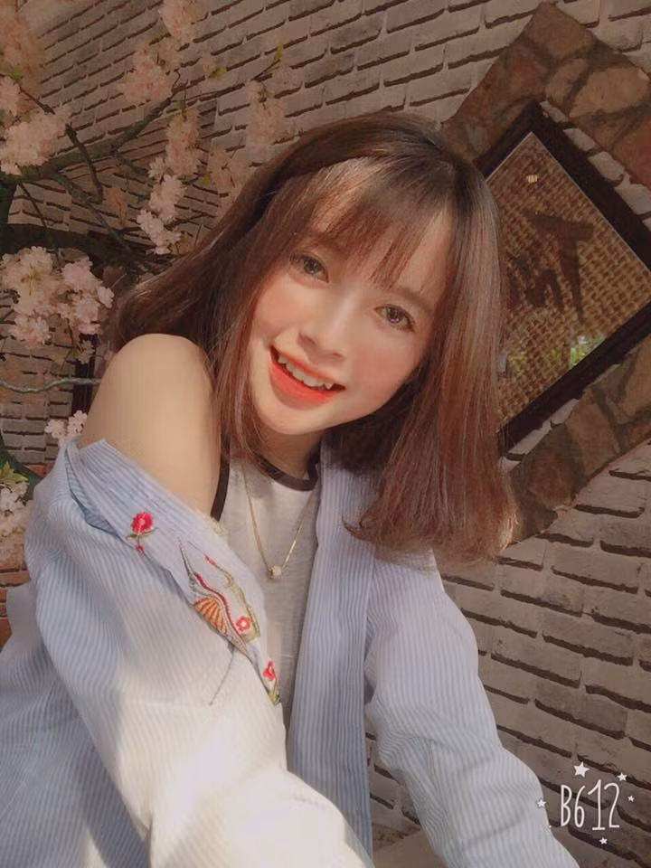 Lê Thùy Trinh sở hữu một làn da trắng hồng, một đôi mắt dễ thương rất thu hút và đặc trưng cùng sống mũi cao thẳng, nữ sinh 10X này tạo sự khác biệt với hàng ngàn cô nàng hot girl mạng xã hội khác chính là chiếc răng khểnh dễ thương của mình.