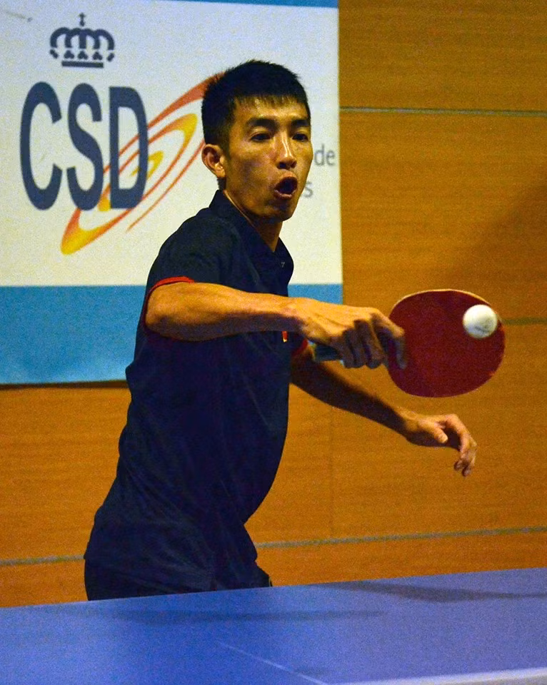 Cầu thủ thích thú nhất với bộ môn bóng bàn trong thành phần ĐT Futsal Việt Nam Phùng Trọng Luân. Anh sở hữu những đường bóng chẳng kém gì những VĐV bóng bàn chuyên nghiệp. Ảnh: Tú Trần.