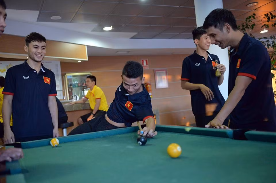 Nhìn những động tác dùng cơ của các cầu thủ Futsal Việt Nam, có thể thấy họ chẳng thua kém gì những cơ thủ bi-a chuyên nghiệp.