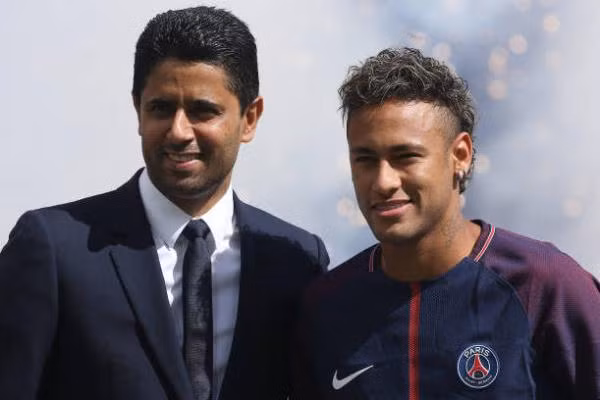 Rakitic trách Barca bán Neymar: Barca đối phó với sự ra đi của Neymar bằng 5 trận toàn thắng, dẫn đầu La Liga, nhưng với Ivan Rakitic bán chân sút Brazil cho PSG là một quyết định đáng buồn của Barca. Neymar cập bến PSG với phí khủng 222 triệu euro là phi vụ chuyển nhượng thế kỷ, làm "đảo điên" thị trường mua sắm. Nhưng ngay lập tức tiền đạo này cho thấy giá trị của mình, với 5 bàn thắng, 5 đường kiến tạo trong 6 trận chơi cho đội chủ sân Công viên các Hoàng tử. Ảnh: Goal