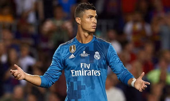 Ronaldo không muốn thi đấu cùng "đàn em" Borja Mayoral: Hàng công Real mùa này không có nhiều sự lựa chọn tốt, sau sự ra đi của Morata. Trong bối cảnh Benzema dính chấn thương gân kheo, HLV Zidane đã xếp tiền đạo mới 20 tuổi Borja Mayoral thi đấu thường xuyên. Tuy nhiên, ngay khi trở lại sau án treo giò, Cristiano Ronaldo tuyên bố, anh không thích đá cùng Borja trong đội một Real. Bởi vậy, CR7 đã yêu cầu Zidane gạt tài năng mới nổi này ra khỏi danh sách thi đấu. Ảnh: AS