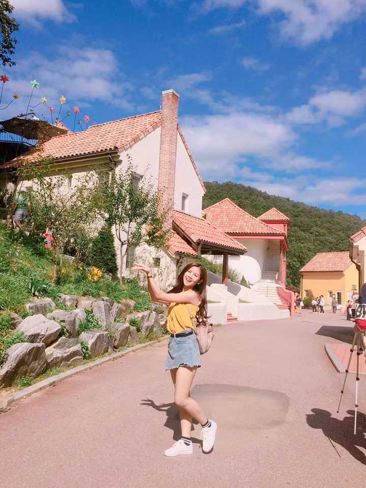 Trong khoảng thời gian ghi hình tại Hàn Quốc, "hot girl Hải Dương" Thanh Thư đã có những khoảnh khắc ngọt ngào với những bức ảnh được liên tục đăng tải trên trang cá nhân và đã đốn tim dân mạng.