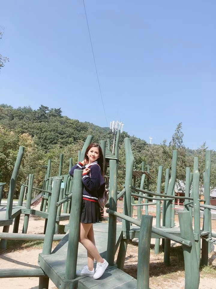 Thanh Thư luôn chọn cho mình những bộ trang phục đơn giản, nhẹ nhàng nhưng vẫn tôn lên vẻ đẹp của bản thân.