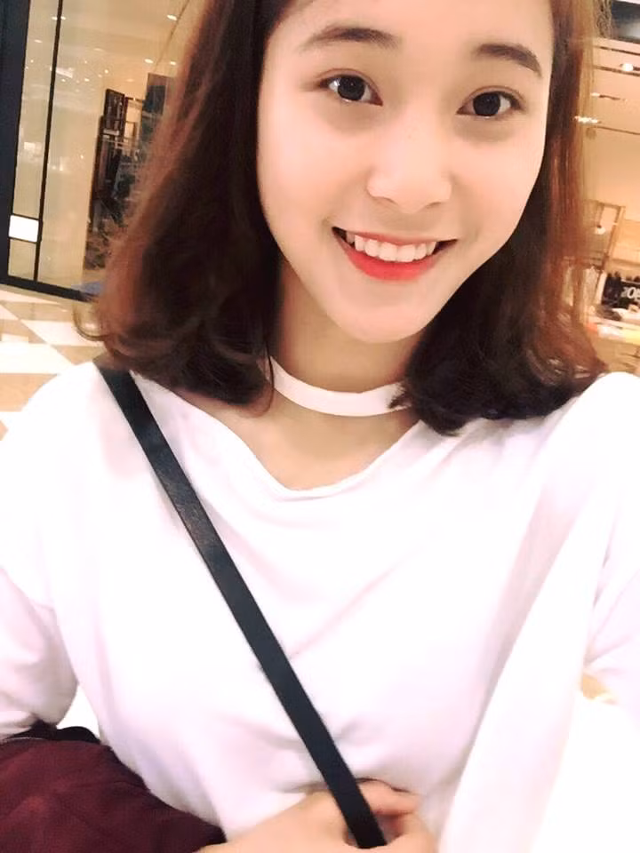 Chia sẻ về thần tượng của mình tại CLB Thông tin LienVietPostBank, hot girl bóng chuyền 15 tuổi - Thu Huyền chia sẻ đó chính là người đàn chị cũng vô cùng xinh đẹp chơi ở vị trí chuyền hai Nguyễn Linh Chi.