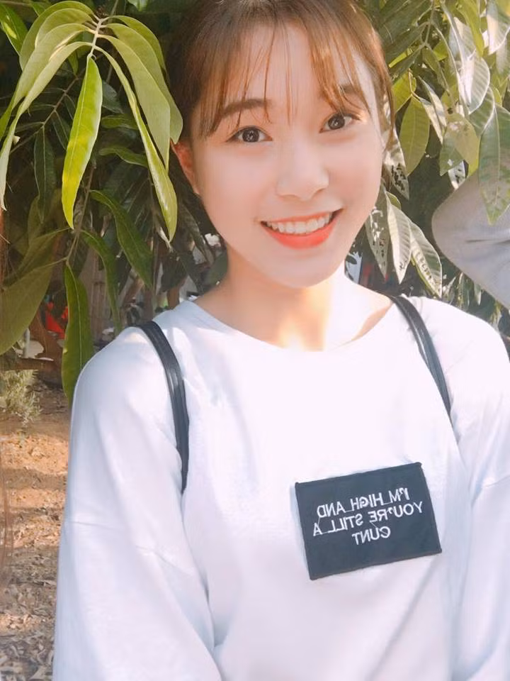 Theo chia sẻ của một số bạn bè đang tập luyện cùng Thu Huyền tại CLB Thông tin LienVietPostBank, hot girl bóng chuyền xinh đẹp này khá hòa đồng, vui tính và là "cây hài" của cả đội.
