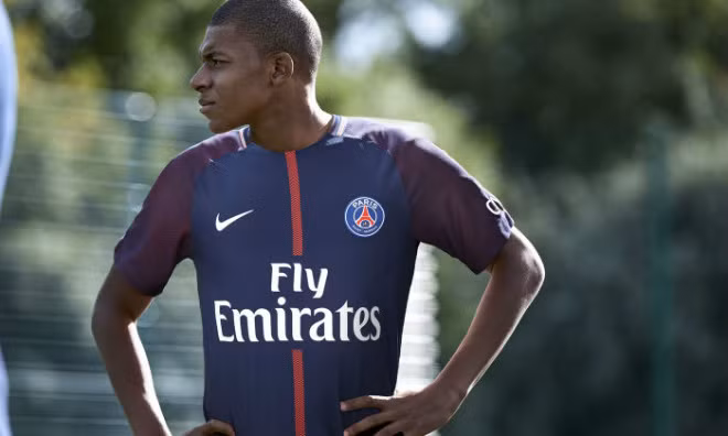 Mbappe lập kỷ lục trong ngày cập bến PSG: Theo đó, Mbappe chính là cầu thủ ghi bàn ấn định chiến thắng 4-0 của Pháp trước Hà Lan bằng một tha thoát xuống và dứt điểm quyết đoán. Bàn thắng này giúp Mbappe lập kỷ lục trở thành cầu thủ trẻ nhất ghi bàn cho Les Bleus kể từ tháng 11/1963, chỉ với 18 tuổi, 8 tháng. Ảnh: Goal