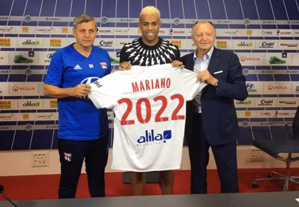 Lyon có tiền đạo của Real Madrid: Mariano Diaz đã đồng ý kí vào bản hợp đồng có thời hạn 5 năm với Lyon, qua đó trở thành tân binh thứ 4 của CLB Ligue 1 này trong mùa Hè 2017 sau Fernando Marcal, Bertrand Traore và Ferland Mendy.Mariano Diaz năm nay 23 tuổi, là một trung phong hứa hẹn. Anh đến Madrid từ năm 20111 và từng bước trưởng thành tại đội trẻ để trở thành một phần trong đội một Kền kền trắng mùa 2016/17 sau khi ghi đến 27 bàn trong mùa 2015/16 cho đội Real Madrid B. Ảnh: Marca