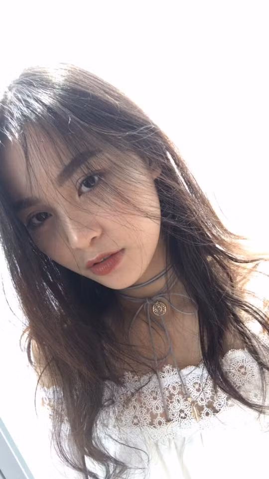 Thêm nữa, đối với người mẫu nghiệp dư thì việc phát triển cực kì khó, đã có lúc Tuệ Anh phải đi gõ cửa từng shop quần áo để được làm người mẫu và nhiều lúc chụp lâu phải đến 2-3 giờ sáng mới làm xong bài tập để hôm sau đi làm.