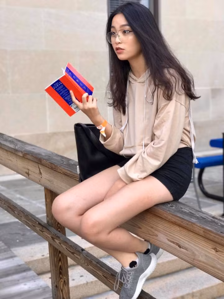 Mỗi lần để thỏa mãn đam mê làm người mẫu ảnh của mình, Tuệ Anh lại phải nói lý do là đi học nhóm, đi làm bài để trốn ra khỏi nhà. Nhưng những sự cố gắng, đam mê để được sống đúng với khao khát của cô bạn 10X này đã được đền đáp bằng bản hợp đồng đến từ tờ Vogue Online. Ảnh trong bài: Facebook nhân vật.