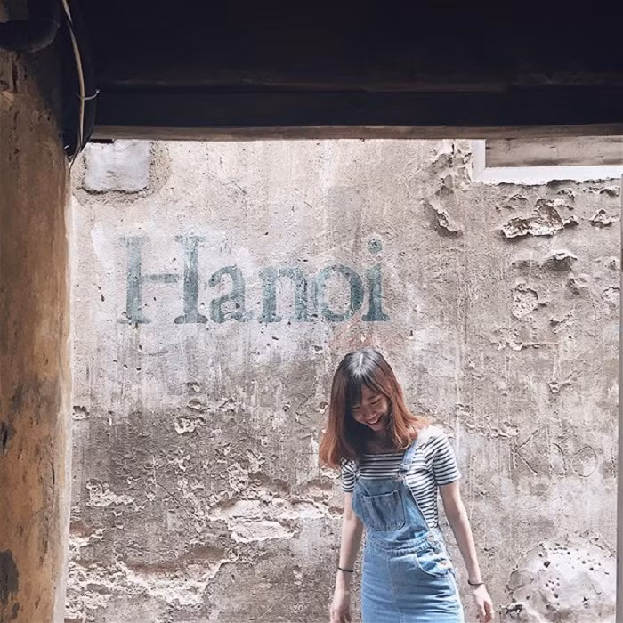Muốn ngắm phố phường thì ra ngoài ban công, hay muốn riêng tư thì lên gác xép, còn không bạn có thể ngồi ngay gian phòng chính để thỏa thích ngắm những đồ vật trang trí khá lạ và độc.