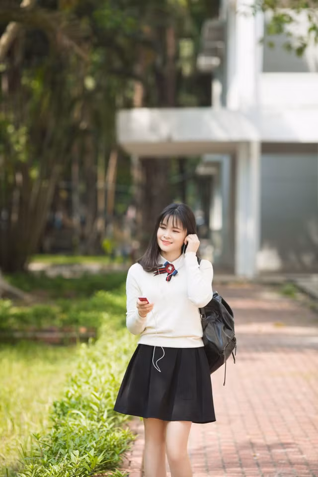 Ngắm nhìn những bức ảnh đời thường của BTV Khánh Ly, nhiều người tưởng nhầm rằng đây là cô nữ sinh tuổi đôi mươi đang "lãng đãng" dưới cái nắng mùa thu dịu nhẹ.