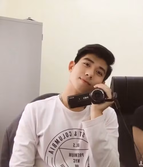 Hồng Phúc đã đăng tải bức ảnh cho thấy sự khác biệt về ngoại hình của mình trước và sau khi sụt 28kg và ngay lập tức đã nhận được sự thán phục của nhiều người. Đến những thành viên trong gia đình, bạn bè cũng không thể tin được cậu bạn sinh năm 2001 này làm được điều thần kì trên.