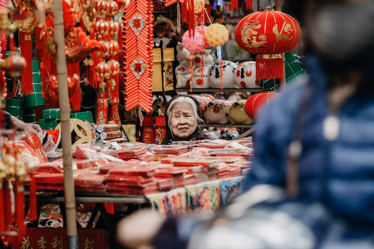 Tuy vậy, không ít các thế hệ người Hà Nội vẫn tìm về đây, vào những ngày cuối cùng của năm. Họ tìm thấy giữa những hối hả, tấp nập là khoảng lặng, sự bình yên mà không phải phiên chợ nào cũng có.