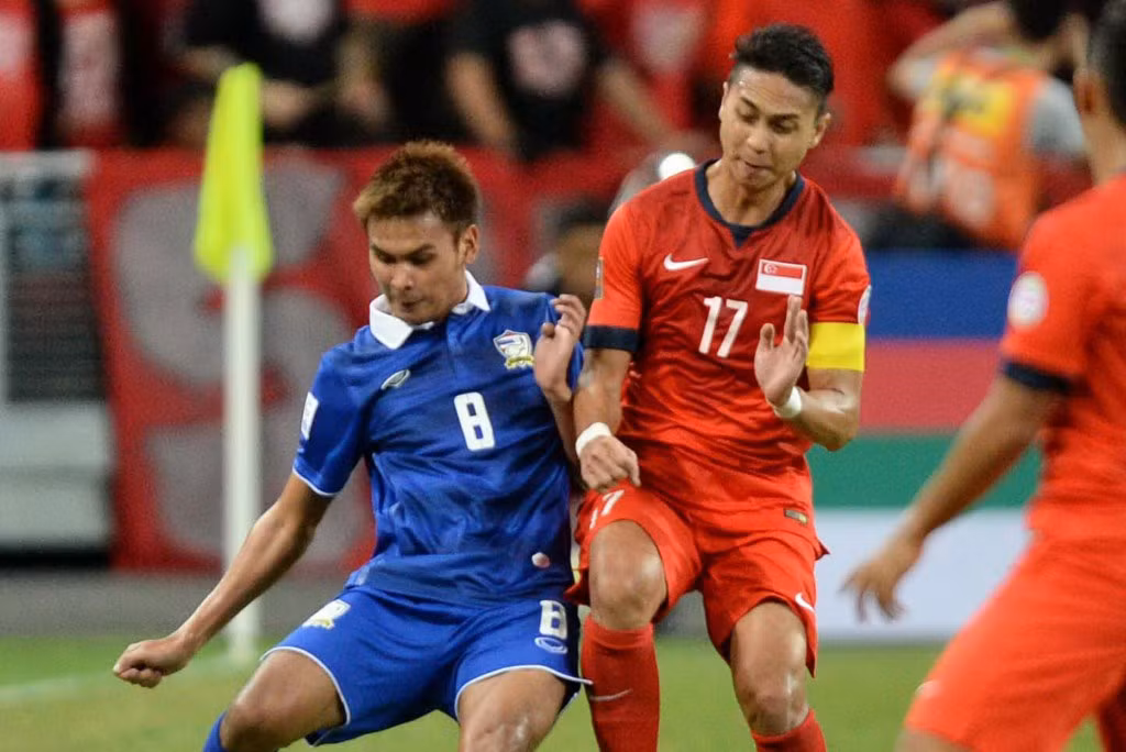 Shahril Ishak (Singapore). Tiền vệ trung tâm này đã có 128 lần khoác áo ĐTQG. Shahril Ishak lần đầu khoác áo ĐTQG Singapore vào năm 2003 và sau đó nhanh chóng trở thành cầu thủ quan trọng bậc nhất của ĐTQG nước này. Shahril Ishak đã cùng ĐT Singapore giành 4 danh hiệu AFF Cup.