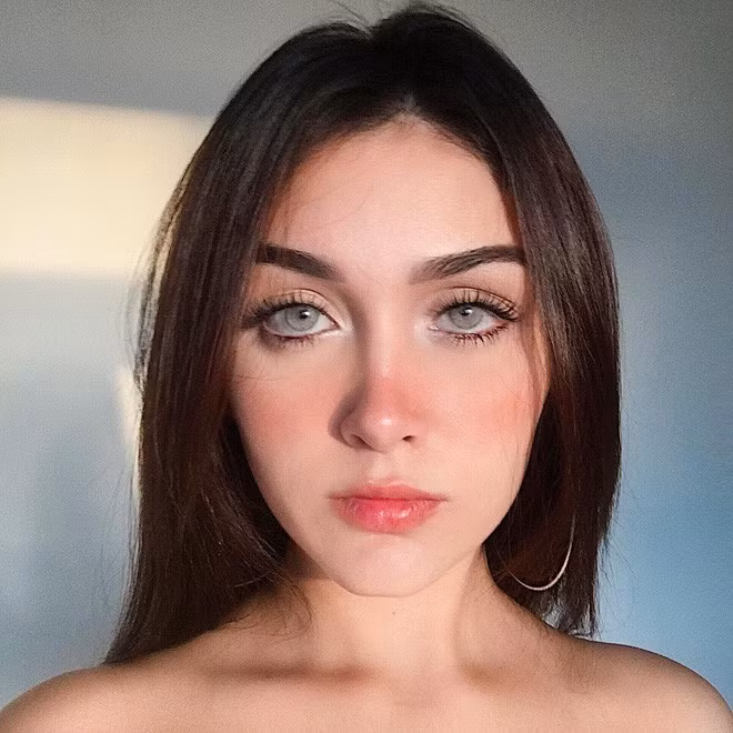 Gương mặt xinh đẹp hút hồn của nàng vlogger Cristie là điều khiến nhiều người phải chú ý.