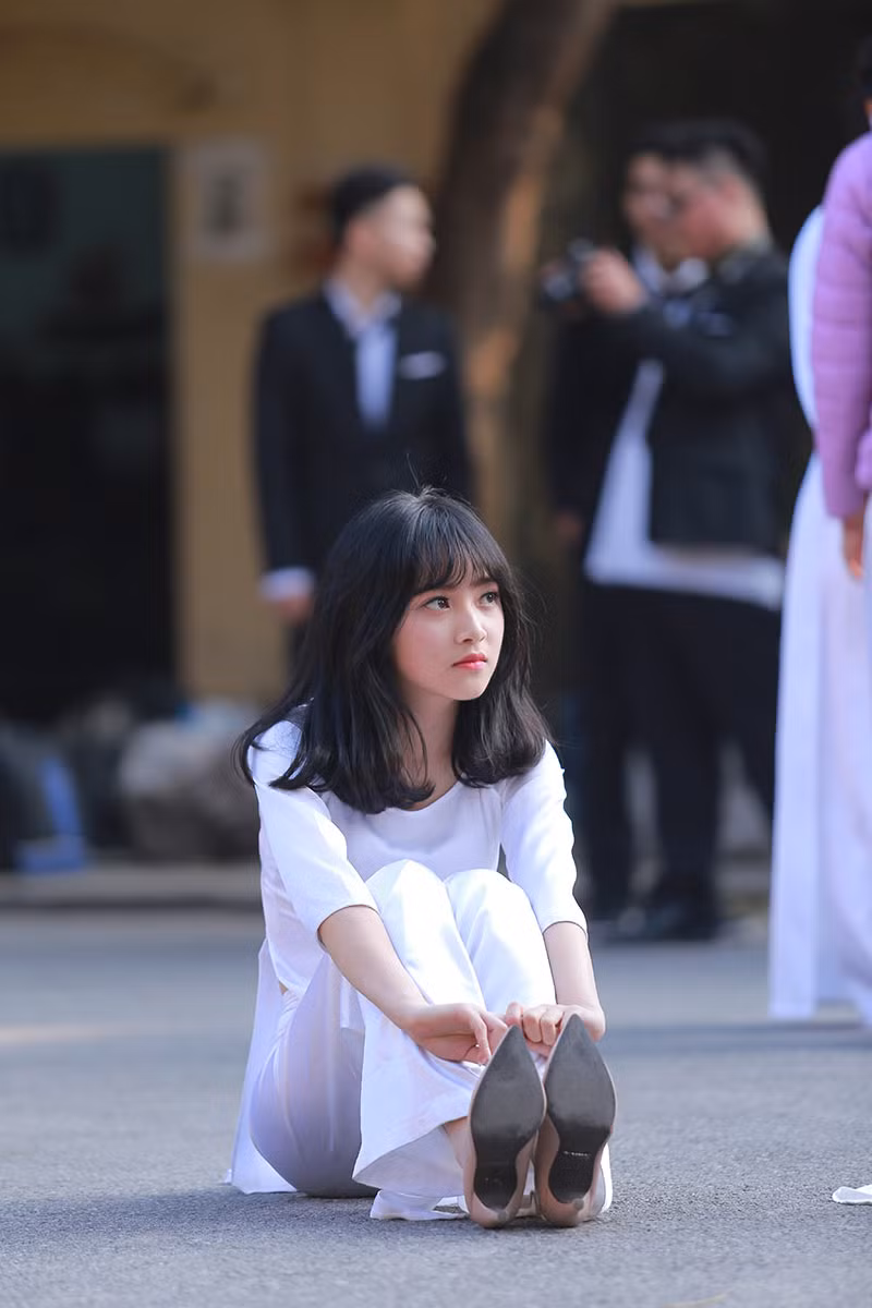 Áo dài trắng là đồng phục đặc trưng của các bạn nữ sinh THPT trên toàn quốc. Cũng từ chiếc áo dài này mà không ít những gương mặt xinh đẹp dù chỉ qua một khoảnh khắc đã được dân mạng tìm ra.
