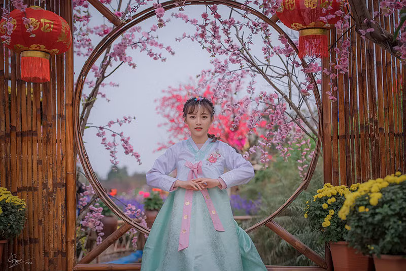 Ngắm nhìn lại bức hình áo dài trắng của mình, Phương bồi hồi nhớ về quãng thời gian học sinh vô lo, vô nghĩ. Không những thế, bao kỷ niệm buồn vui với mái trường cấp ba, bên bạn bè, thầy cô cứ thế ùa về.