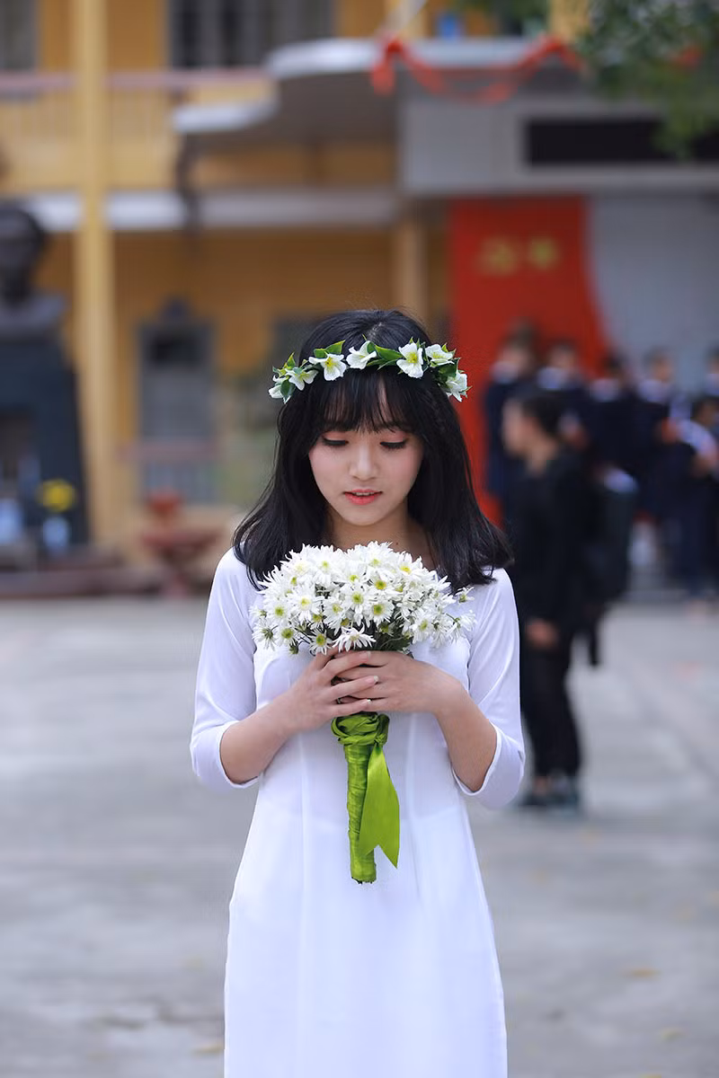 Vũ Thị Thu Phương (sinh năm 1999, Hà Nội) với khuôn mặt ưa nhìn, bức ảnh mặc áo dài trắng ngồi bệt xuống sân trường của Phương đã nhanh chóng được chú ý trên nhiều diễn đàn girl xinh.