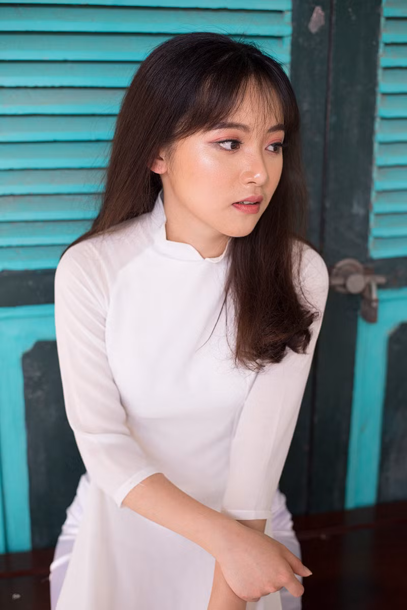 Nữ sinh Hà thành Thu Phương chia sẻ rằng: "Đó là bức ảnh được chụp trong bộ ảnh kỷ yếu cách đây 2 năm. Hôm đó chẳng biết tạo dáng thế nào nên ngồi bệt xuống đất. Không ngờ rằng, điều "điên rồ" ấy đã giúp mình có được bức ảnh để đời".