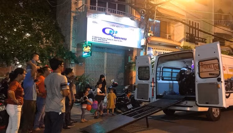 Hiện câu chuyện về đoạn clip ghi lại món quà người vợ dày công chuẩn bị để tặng chồng trong bữa tiệc sinh nhật vẫn đang tiếp tục là chủ đề nhận nhiều sự quan tâm của mạng xã hội Việt ngay trong những ngày đầu tuần.