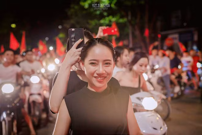 Dù không có sắc đỏ trên người những bạn nữ này vẫn vô cùng xinh đẹp và quyến rũ.