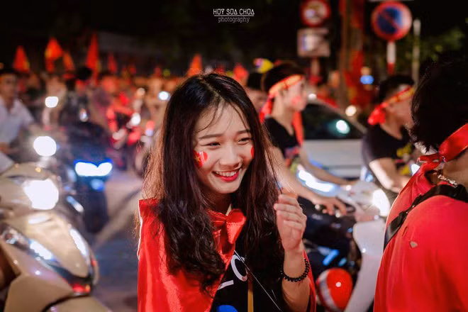 Hé môi cười thôi là tim nhiều chàng trai phải xuyến xao với nữ CĐV Olympic Việt Nam này.