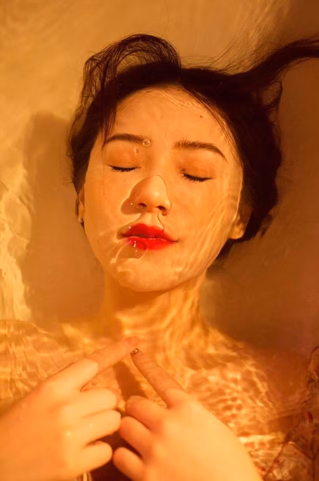 Từng được mệnh danh là hotgirl đóng phim nhưng Quỳnh Kool đang nỗ lực để được công nhận là diễn viên thực thụ qua các vai diễn đa dạng và trong đó có cả những bộ ảnh "dẫn đường" với đủ màu sắc của mình.