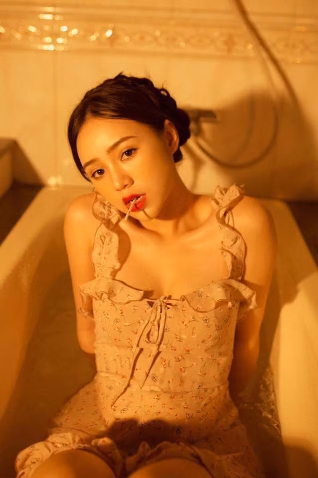 Dù chỉ mặc một chiếc váy hoa đơn giản và không để lộ bất cứ phần nhạy cảm nào nhưng loạt ảnh mới vẫn toát lên vẻ sexy và sự tươi trẻ của Quỳnh Kool.