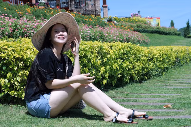 Bà xã của Trọng Hoàng là Quỳnh Anh. Cô và tiền vệ CLB FLC Thanh Hóa được nhiều người hâm mộ chúc phúc, khen đẹp đôi.