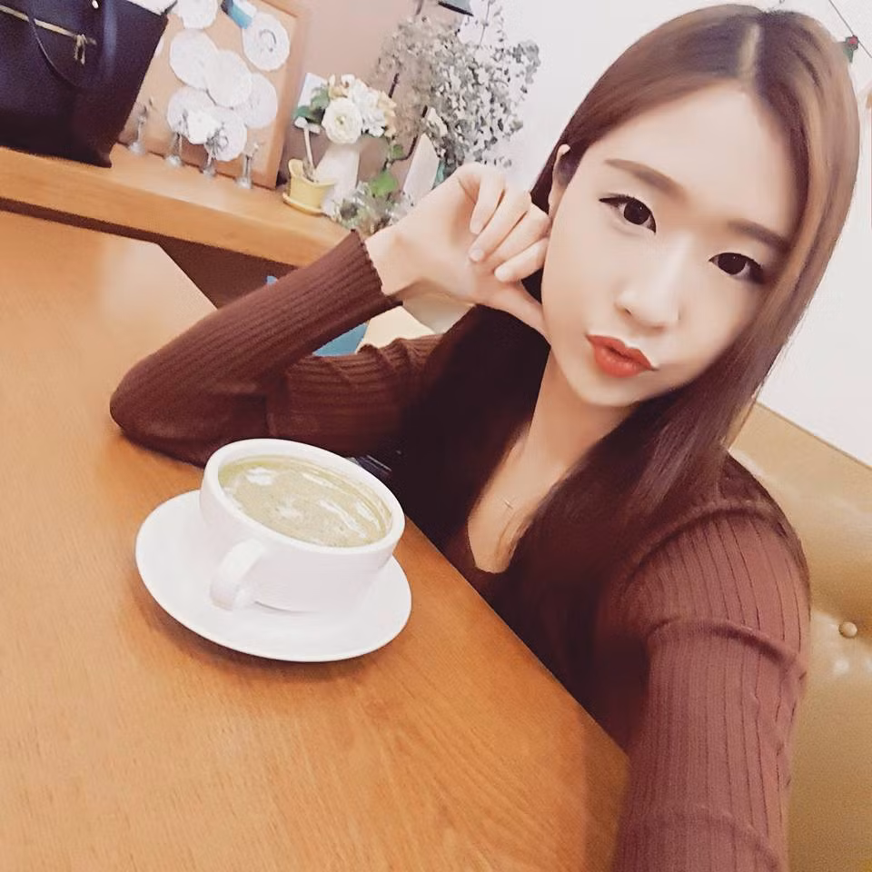 Shin Jin Ju, cô gái người Hàn Quốc sinh năm 1994 hiện đang học khoa Việt Nam học tại trường đại học Hankuk (Hàn Quốc). Trước đó, theo chia sẻ của Jin Ju, cô đã từng học tiếng Việt 4 năm và có 9 tháng quý giá sinh sống tại Việt Nam.