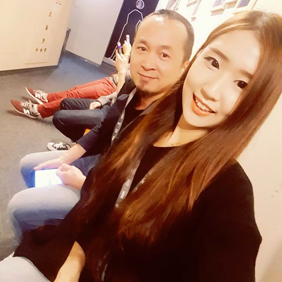 Không chỉ giành giải quán quân của cuộc thi hát tiếng Việt Nam, Shin Jin Ju còn gửi tới dân mạng ca khúc đang rất hot trong thời gian qua là "phía sau một cô gái" bằng cả tiếng Việt lẫn tiếng Hàn.