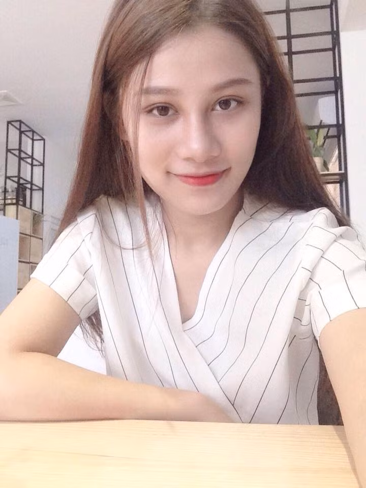 Sống mũi cao, đôi mắt to, khuôn miệng rộng cùng làn da trắng mịn màng là điều khiến Hương Giang bị hiểu nhầm. Nhưng chính sự hiểu nhầm thú vị đó đã mang cô bạn 10X này đến với nhiều dân mạng hơn.