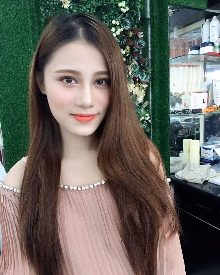 Nhiều dân mạng cũng thắc mắc rằng, sở hữu vẻ đẹp đến vậy tại sao trên trang cá nhân của Hương Giang chưa thấy một bức ảnh nghệ thuật nào? thì câu trả lời đó là cô bạn này muốn tập trung cho việc học hành, đặc biệt đây là năm học cuối cấp nên đã từ chối mọi lời mời cộng tác của các nhiếp ảnh gia.