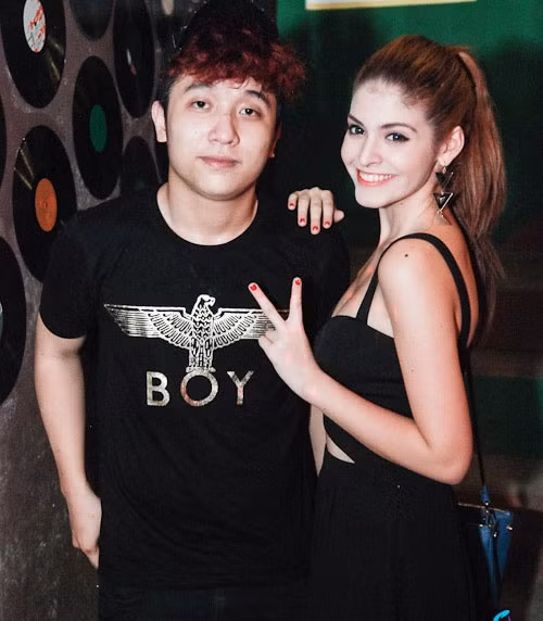 Sau khi chia tay Baggio không lâu, người ta lại thấy Andrea “tay trong tay” với một chàng trai khác – cũng rất có sức hút với giới trẻ là Yanbi, chàng ca sỹ underground đình đám của Hà Nội.