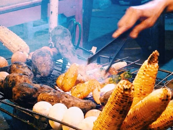 Ngồi lẩn mình trong làn khói thơm phức của đồ nướng cũng "tuyệt". Nhất là xung quanh có thêm chục cái bếp than đang đỏ lửa như vậy nữa.