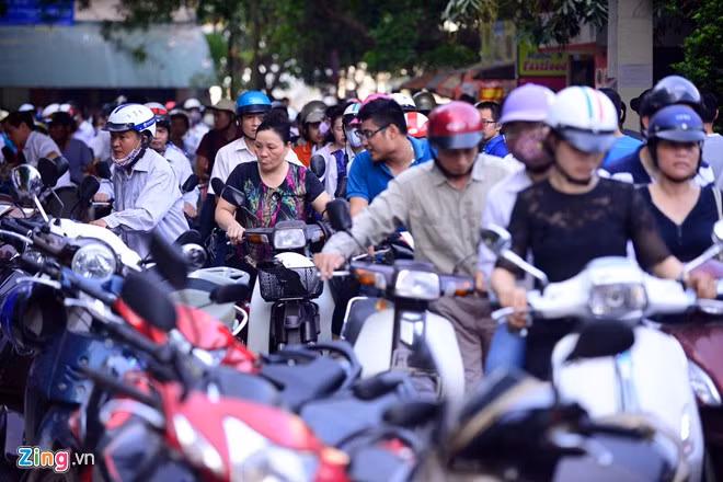 Trong khuôn viên Đại học Quốc gia Hà Nội, người nhà và sĩ tử đi thi phải dắt xe.