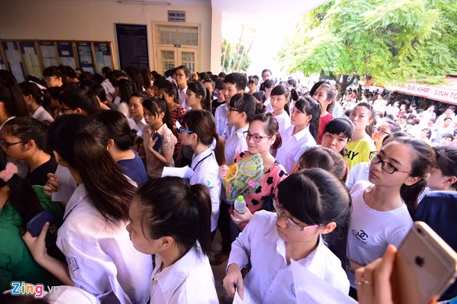 7h, thí sinh chuẩn bị vào phòng thi làm bài.
