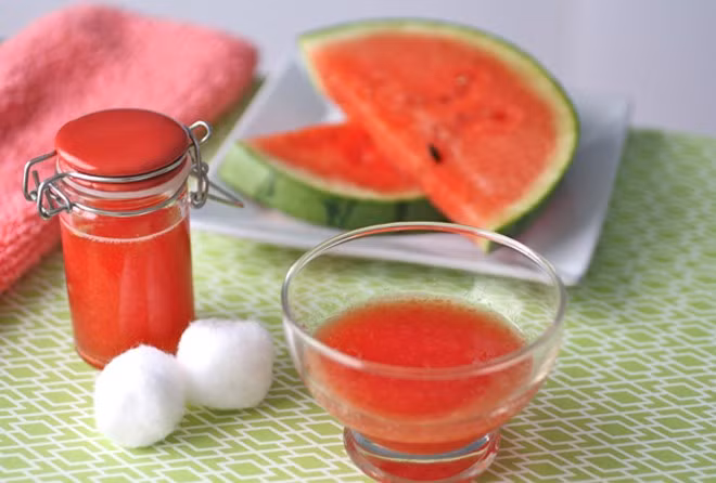 20 phút sau rửa sạch lại như bình thường. Cách này giúp làm mát da, xoa dịu cảm giác bỏng rát khi da bị cháy nắng.
