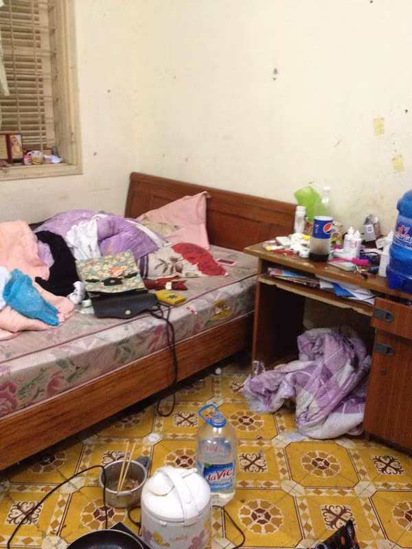 Không phải là một căn phòng được trang trí cầu kỳ, xinh xắn với sơn tường màu sáng đáng yêu mà là một căn phòng lộn xộn, ngập trong rác, khiến bất cứ ai bước vào cũng phải phát hoảng.