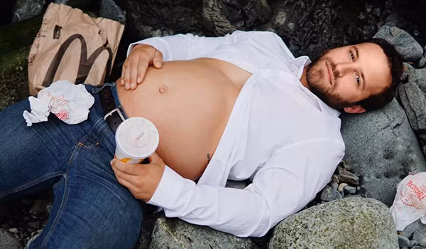 'Không lâu sau đó những người khác đều cảm thấy thú vị và vây quanh chiếc bàn để cùng xem bộ ảnh bầu đó'. Nick cho biết thêm.