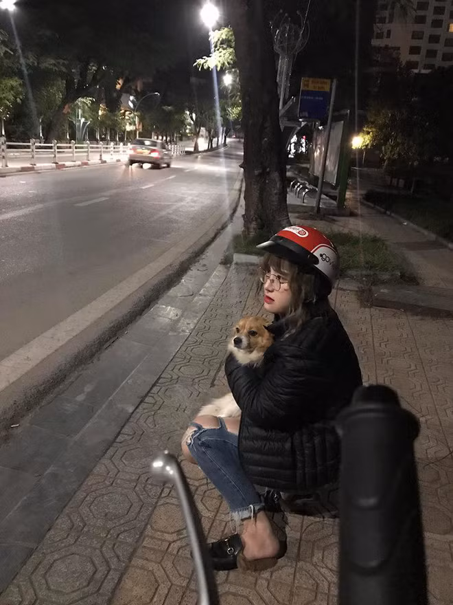 Mới đây, trên nhiều fanpage đăng tải câu chuyện do một tài xế chia sẻ. Theo đó, tài xế này đón một cô gái người miền trong đi đến mấy vòng hồ Tây để tìm chủ cho chú chó lạc.