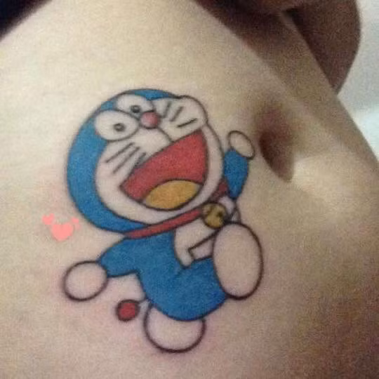 Bạn trẻ này chắc muốn lưu giữ tuổi thơ với hình xăm kiểu icons Doraemon.