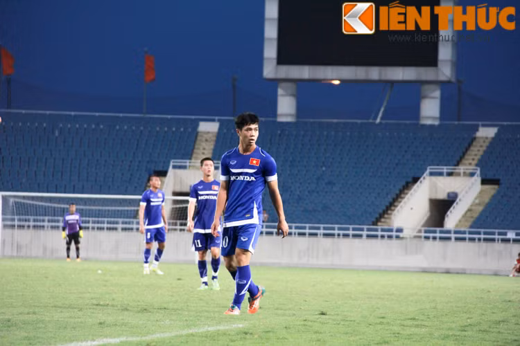 Mặc dù có được nhiều bóng nhưng Công Phượng không thể hiện được gì nhiều.